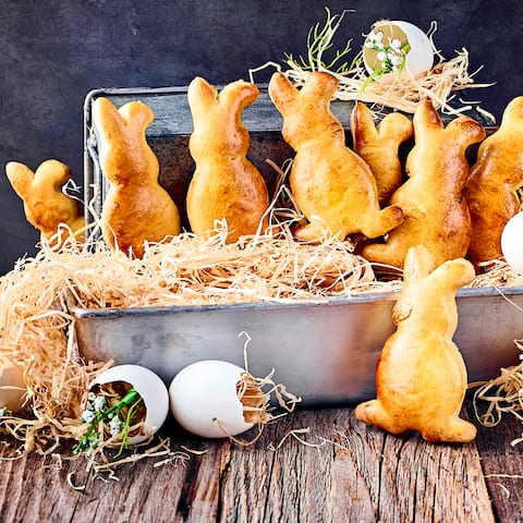 Leckeres Gebäck für Ihre Ostertafel: Probieren Sie unsere Osterhasen aus frischem Hefeteig und goldbraun gebacken!