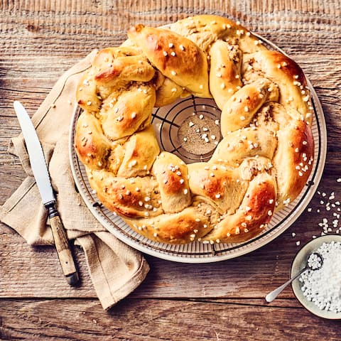 Weicher Hefeteig, der nach Orangen duftet, bringt eine leckere Abwechslung auf Ihren Frühstückstisch. Probieren Sie jetzt unser Osterkranz-Rezept aus!
