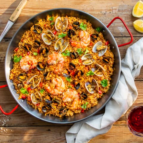 Unsere klassische Paella mit Meeresfrüchten, frischem Gemüse und Safran ist ein intensiv aromatisches Reisgericht mit Tradition und eine herzhafte spanische Spezialität, die zu jeder Gelegenheit kulinarisch überzeugt. Probieren Sie selbst!
