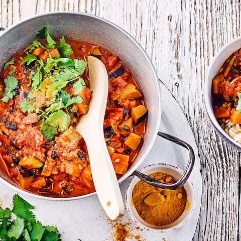 Pakistanisches Curry auf Basis von Aubergine und Tomaten (Baingan Tamatar).