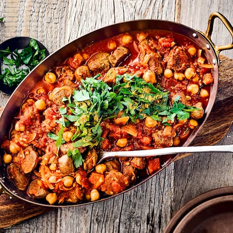 Unser Rezept für pakistanisches Lammcurry mit Kichererbsen, Tomaten und frischer Petersilie zaubert einen Hauch Orient in Ihr Zuhause – probieren Sie es aus!