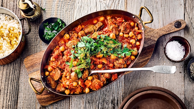 Unser Rezept für pakistanisches Lammcurry mit Kichererbsen, Tomaten und frischer Petersilie zaubert einen Hauch Orient in Ihr Zuhause – probieren Sie es aus!