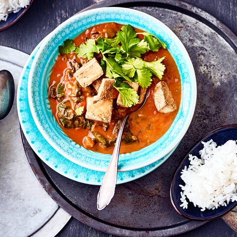 Heute auf dem Speiseplan ein indisches Curry mit Spinat, Tomaten, vielen Gewürzen und Paneer – einem leicht bröseligen Frischkäse aus Kuhmilch.