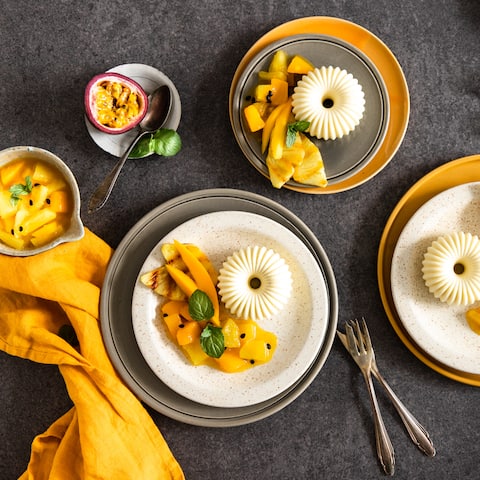 Begeistern Sie ihre Gäste mit unserem Rezept für ein Panna Cotta aus Mango, Vanillemark, Zucker und Sahne mit einem Kompott aus allerlei exotischer Früchte – gleich ausprobieren!