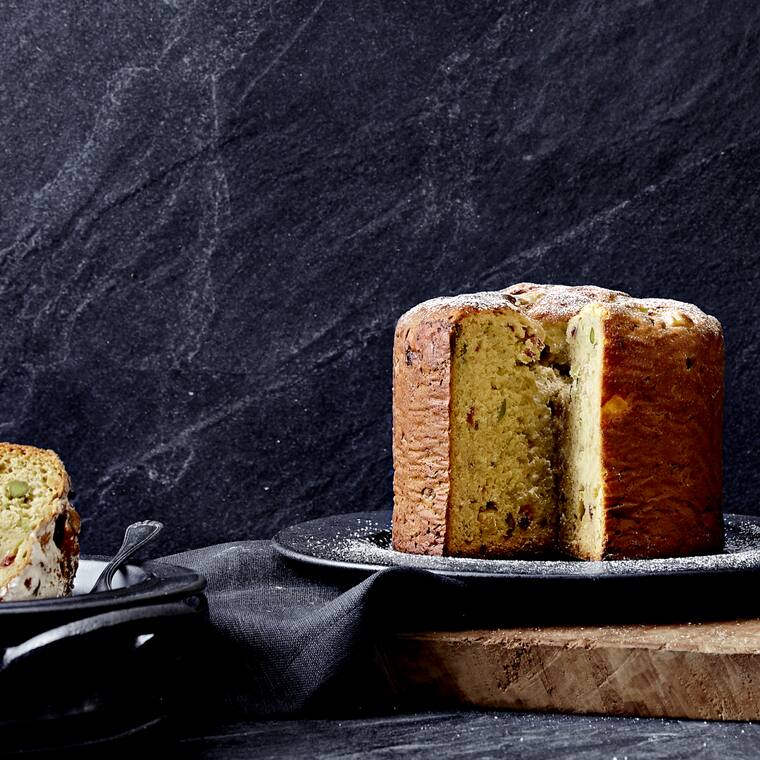 Panettone mit Pistazien und weißer Schokolade