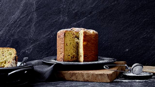 Panettone mit Pistazien und weißer Schokolade