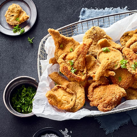 Ob als Beilage oder als Schnitzel-Ersatz: Panierte Austernpilze sollten Sie unbedingt einmal ausprobieren. Die Mischung aus Paniermehl und gemahlenen Haselnüssen macht die Panade besonders. 