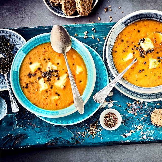 Unser Tipp für einen exotisch-fruchtigen Fischgenuss: Probieren Sie unsere Suppe mit Papaya, Avocado und Kabeljaufilet – fertig in 35 Minuten!