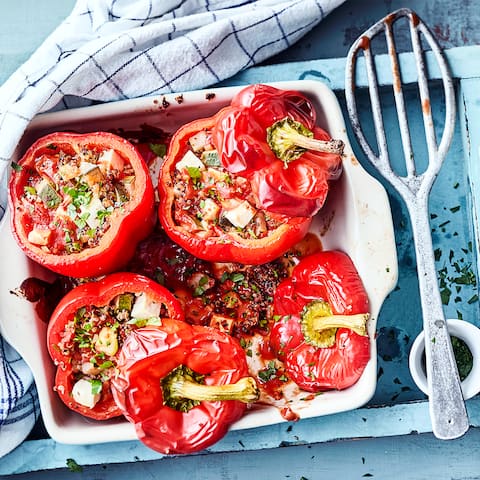 Rote Paprikaschoten vegetarisch gefüllt mit Quinoa, Gemüse und Feta - schmeckt lecker mediterran und ist eine fleischlose Alternative zu der klassischen Hackfleisch-Füllung.