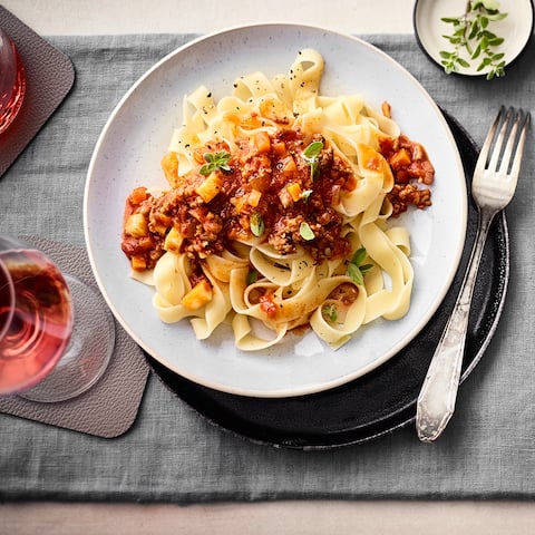 Pasta bologneseSie suchen ein Rezept für Pasta bolognese? Dann probieren Sie einmal unsere Version mit Tagliatelle und einer pikanten Soße aus Hackfleisch, Karotten, Zucchini und Rotwein aus!