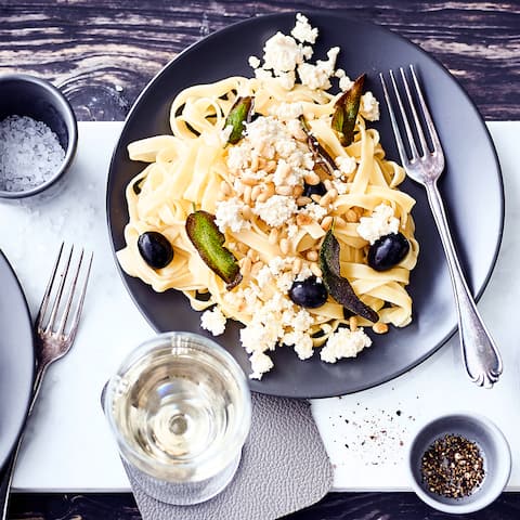 Schnelles Pastagericht vom Mittelmeer: Probieren Sie unsere Tagliatelle mit Oliven, Fetakäse und gerösteten Pinienkernen – fertig in 20 Minuten!