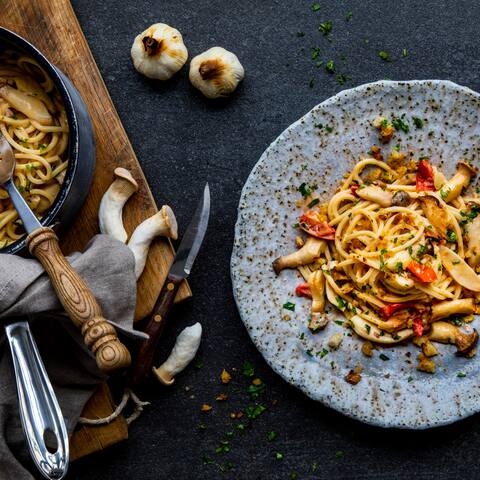 Genau das Richtige für ein schnelles Mittagessen oder auch einmal für Gäste: Probieren Sie unsere Pasta mit Kräuterseitlingen, Tomaten und Mascarpone!