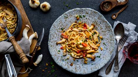 Genau das Richtige für ein schnelles Mittagessen oder auch einmal für Gäste: Probieren Sie unsere Pasta mit Kräuterseitlingen, Tomaten und Mascarpone!