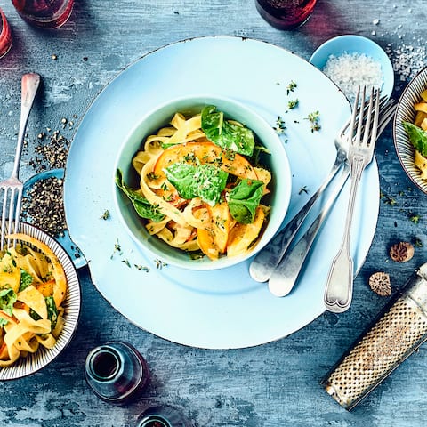 Entdecken Sie Kürbis als köstliche Zutat für ein Nudelgericht: Unsere Pasta wird außerdem mit Spinat, Ziegenkäse und einer Sahnesoße verfeinert!