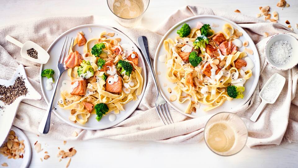 Schnelles Pastagericht mit Fisch und Gemüse: Probieren Sie unsere Tagliatelle mit Lachs, Brokkoli-Röschen und Mandelblättchen – fertig in 30 Minuten!