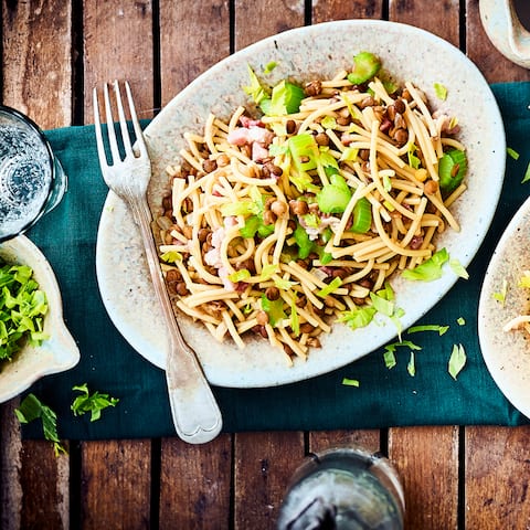 Ein bekanntes Nudelgericht aus Apulien: Entdecken Sie unsere Spaghetti mit Speck, Sellerie, Weißwein und nährstoffreichen braunen Linsen.