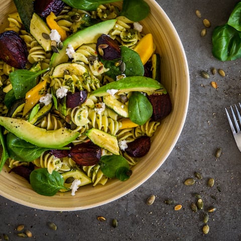 Probieren Sie unseren Pastasalat mit Fusilloni, Ziegenfrischkäse, Avocado, gerösteter Roter Bete, knusprigen Kürbiskernen & einer frischen Basilikum-Vinaigrette.