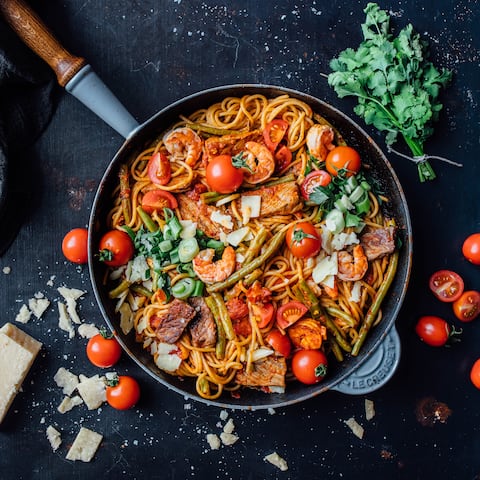 Die Kombination aus Steak und Meeresfrüchten kommt aus Nordamerika und wird von uns mit Dinkelspaghetti, Bohnen und frischen Tomaten zu Pasta Surf & Turf!