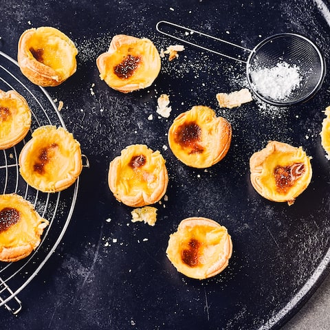 Wenn es um Süßes geht, hat jedes Land seine eigenen Traditionen. In Portugal werden aus Vanillecreme und Blätterteig leckere Törtchen gezaubert. Mit unserem Pastel de Nata-Rezept können Sie die portugiesische Spezialität zu Hause backen.