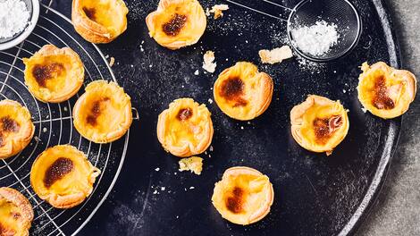 Wenn es um Süßes geht, hat jedes Land seine eigenen Traditionen. In Portugal werden aus Vanillecreme und Blätterteig leckere Törtchen gezaubert. Mit unserem Pastel de Nata-Rezept können Sie die portugiesische Spezialität zu Hause backen.