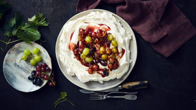 Pavlova mit karamellisierten Trauben