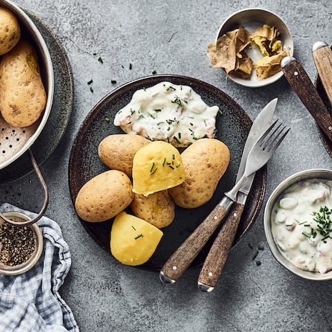 Neue Kartoffeln und ein selbstgemachter würziger Dip aus Bärlauch, Frühlingszwiebel, Schmand und Tomate - ein Genuss im Frühling.