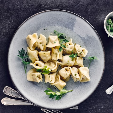 Gefüllte Nudeln mit Fleischfüllung: Mit diesem Pelmeni-Rezept zaubern Sie russische Spezialitäten auf Ihren Esstisch. Probieren Sie es aus!