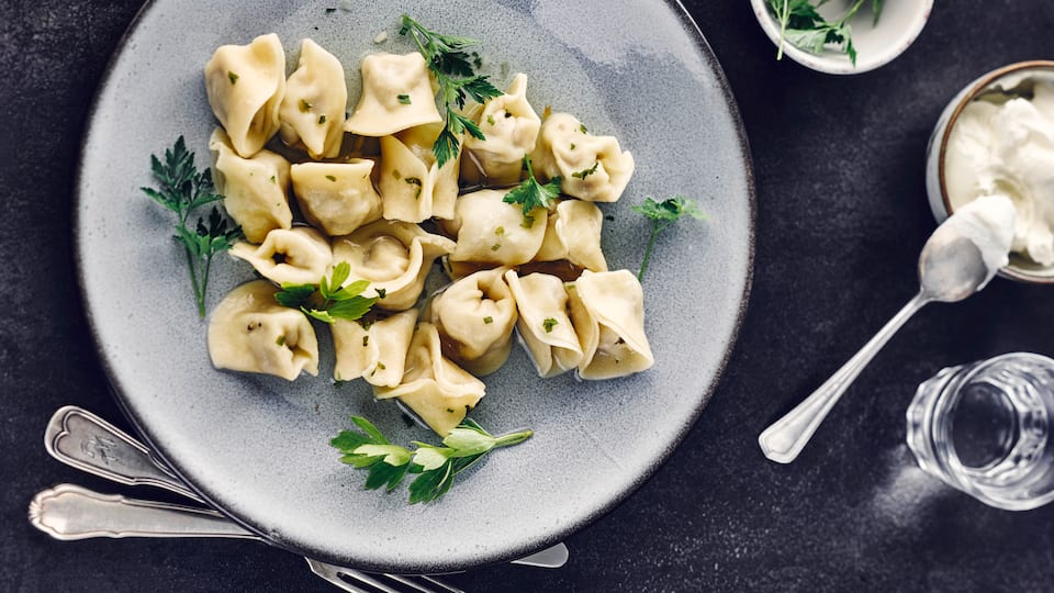 Gefüllte Nudeln mit Fleischfüllung: Mit diesem Pelmeni-Rezept zaubern Sie russische Spezialitäten auf Ihren Esstisch. Probieren Sie es aus!