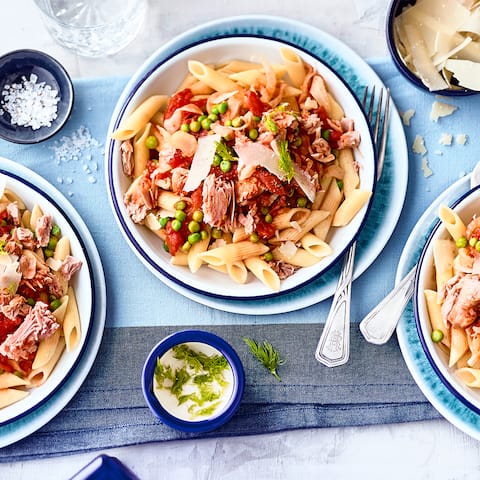 Probieren Sie unser pikantes Pastagericht: Penne mit einer Soße aus Tomaten, Erbsen, Orangensaft und Fenchel mit Thunfischfilet – in 45 Minuten zubereitet!