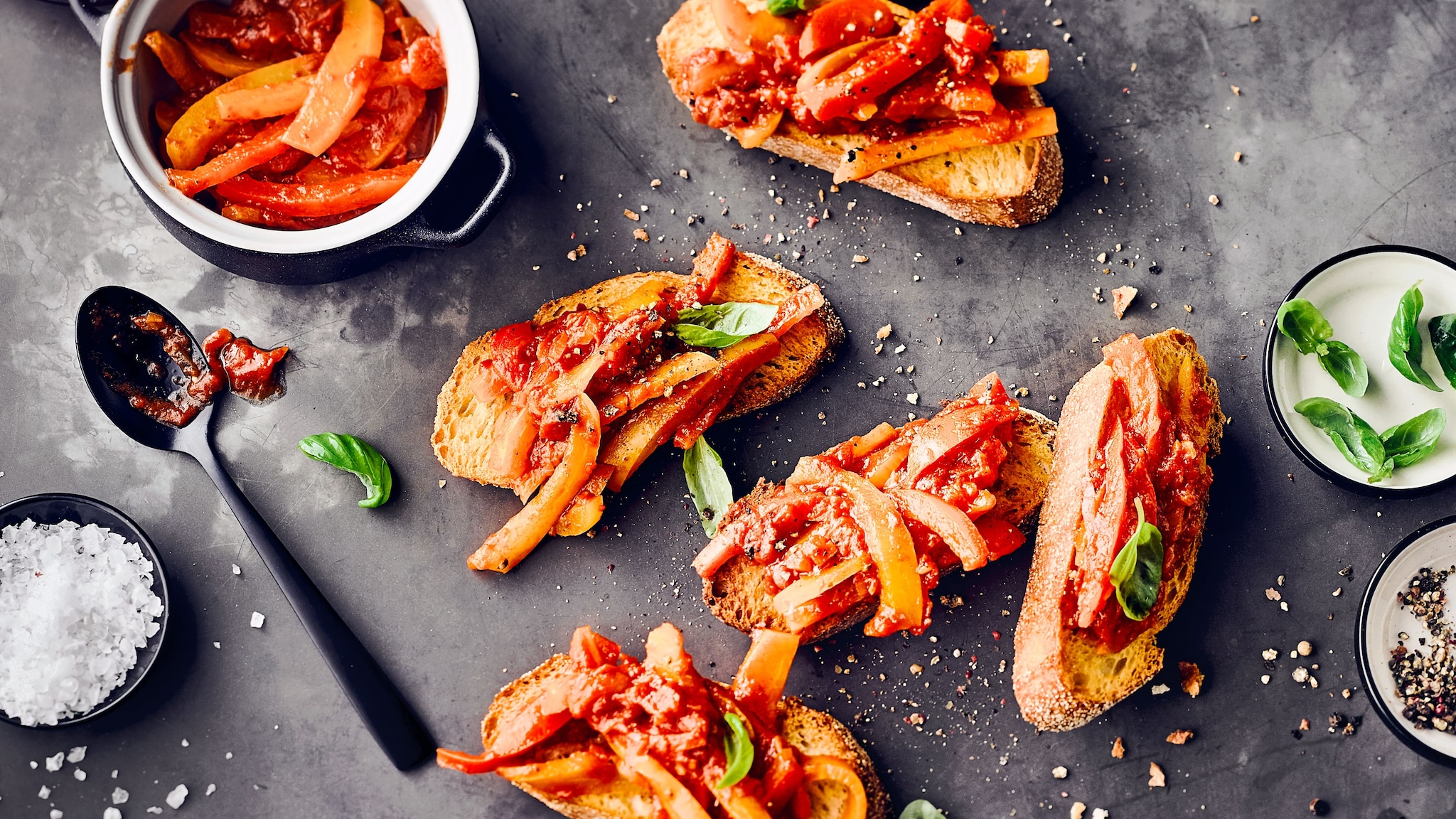 Würzige Peperonata auf Brot