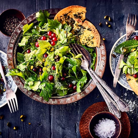 Ganz viel frischer Koriander, Dill, Minze und Petersilie mit Johannisbeeren und Pistazien machen unseren persischen Kräutersalat zu einem wahren Geschmackserlebnis! 