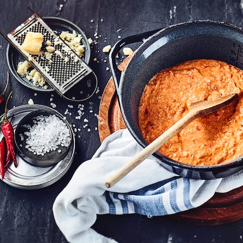 Selbstgemacht ist es doch meist am leckersten: Unser Rezept für Pesto Calabrese – einfach herzustellen schmeckt es hervorragend zu jeglicher Pasta-Sorte. 