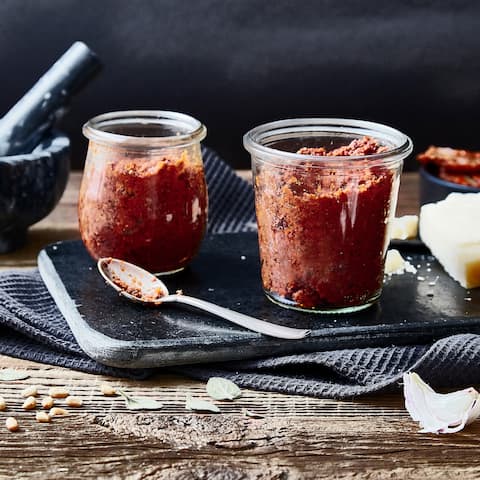 Vielseitig anwendbar und ganz einfach selbstgemacht: Mit schwarzen Oliven und Chili schmeckt unser Pesto Rosso wie beim Italiener!