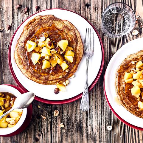 Ob als Mittagessen oder als Snack für Zwischendurch oder aber auch zum Kindergeburtstag, Pfannkuchen mit Apfel sind schnell gemacht und immer ein Leckerbissen.