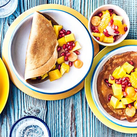 Probieren Sie unsere leckeren Pfannkuchen aus Dinkelvollkornmehl mit einem exotischen Obstsalat aus Mango, Litschi, Granatapfel und Physalis!