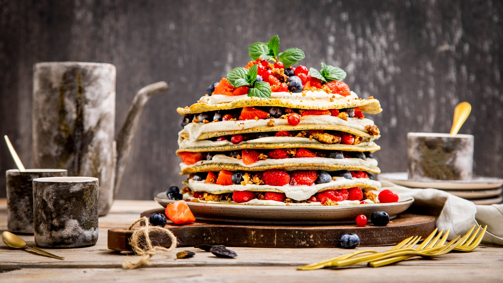 Pfannkuchentorte mit frischen Beeren