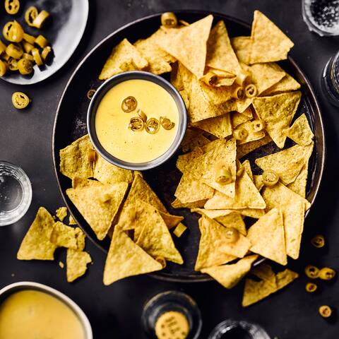 Dieser feurige Dip passt gut zu Nachos oder Grissinis: Probieren Sie unsere Soße aus Bohnenpfefferone, Kondensmilch und geriebenem Gouda- und Cheddar-Käse – fertig in 20 Minuten!