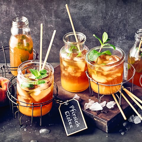 Herrlich erfrischend im Sommer und selbstgemacht immer noch am Leckersten: Unser Rezept für Pfirsich-Eistee am besten mit Freunden genießen!