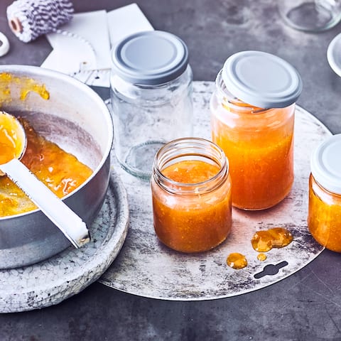 Selbst gemachte Marmelade aus frischen Pfirsichen schmeckt einfach nur nach Sommer und ist herrlich fruchtig. Die Pfirsichmarmelade gehört in der warmen Jahreszeit einfach auf jeden Frühstückstisch und sorgt für süßen Genuss.