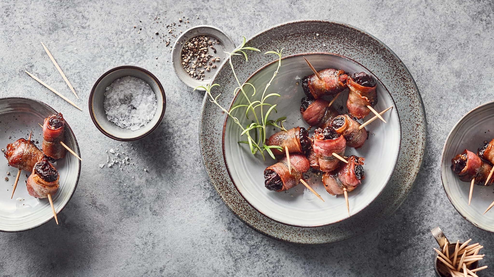 Pflaumen im Speckmantel