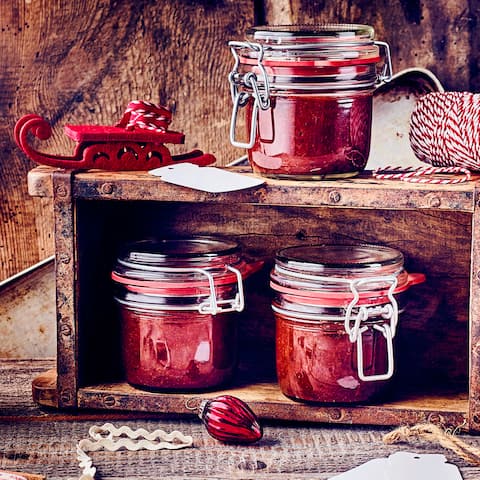 Eine weihnachtliche Konfitüre, die nicht nur an Weihnachten schmeckt. Probieren Sie doch mal die Pflaumen-Lebkuchenkonfitüre, auch super zum Verschenken zu Weihnachten. 