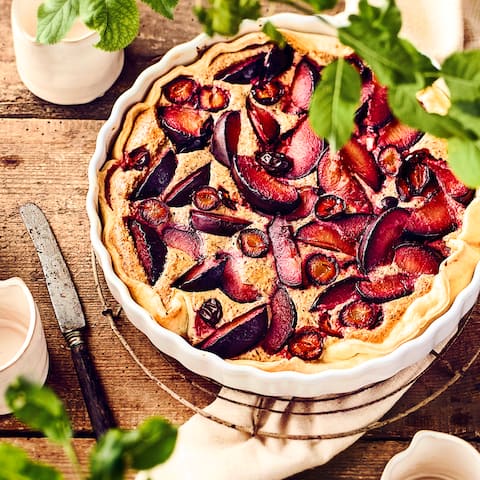 Delikatessen auf dem Saisonkalender: Probieren Sie unsere Tarte mit frischen Pflaumen, Mirabellen und einer sahnigen Mandelcreme – fruchtig und süß!