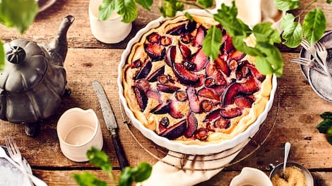 Delikatessen auf dem Saisonkalender: Probieren Sie unsere Tarte mit frischen Pflaumen, Mirabellen und einer sahnigen Mandelcreme – fruchtig und süß!