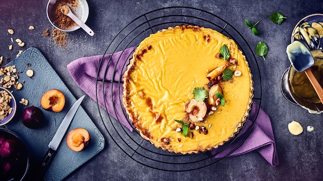 Vanillepudding und Pflaumenkompott machen diese Tarte ganz besonders schmackhaft. Mit Pflaumen, Minze und gehackten Haselnüssen garnieren. 