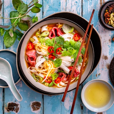 Pho Bo ist eine vietnamesische Nudelsuppe mit Rindfleisch. Während sie in Vietnam meist als Frühstück gereicht wird genießen wir sie mittags oder abends. 