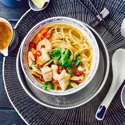 Dieses reichhaltige Gericht aus Vietnam wärmt von innen: Probieren Sie unsere Pho-Suppe mit Ingwer, Zimt, Anis und Pangasiusfilet, dazu Garnelen und Reisbandnudeln – würzig und lecker!