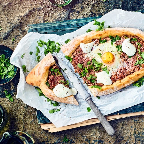 Bereiten Sie mit unserem Rezept leckere türkische Teigfladen, gefüllt mit allerlei Köstlichkeiten, zu und genießen Sie würzige Pide mit Hackfleisch.