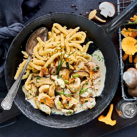Genießen Sie unser vegetarisches Pilzgeschnetzeltes mit einer bunten Mischung aus vielen frischen Pilzen, veganem Fleischersatz und frischen Eierspätzle. Alternativ kann das Rezept natürlich auch mit Hähnchenfleisch zubereitet werden.