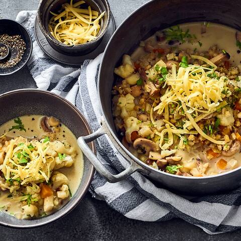 Probieren Sie unseren aromatischen Pilz-Graupeneintopf und zaubern Sie mit Portobello, Kräuterseitlingen, Champignons und Blumenkohl ein leckeres Gericht.