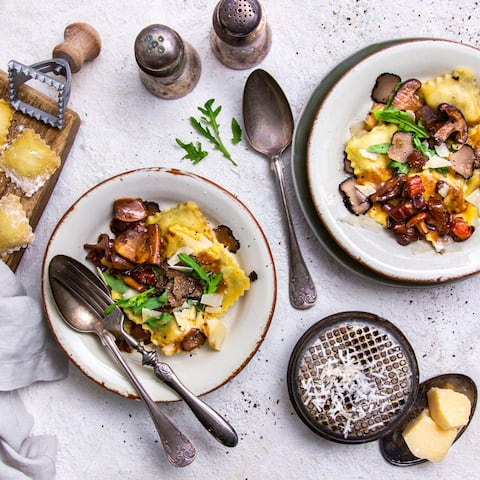 Der mediterrane Pasta-Klassiker: Mit unserem Rezept für Pilz-Ravioli zaubern Sie die gefüllten italienischen Teigtaschen zu Hause einfach selbst. Gleich probieren!